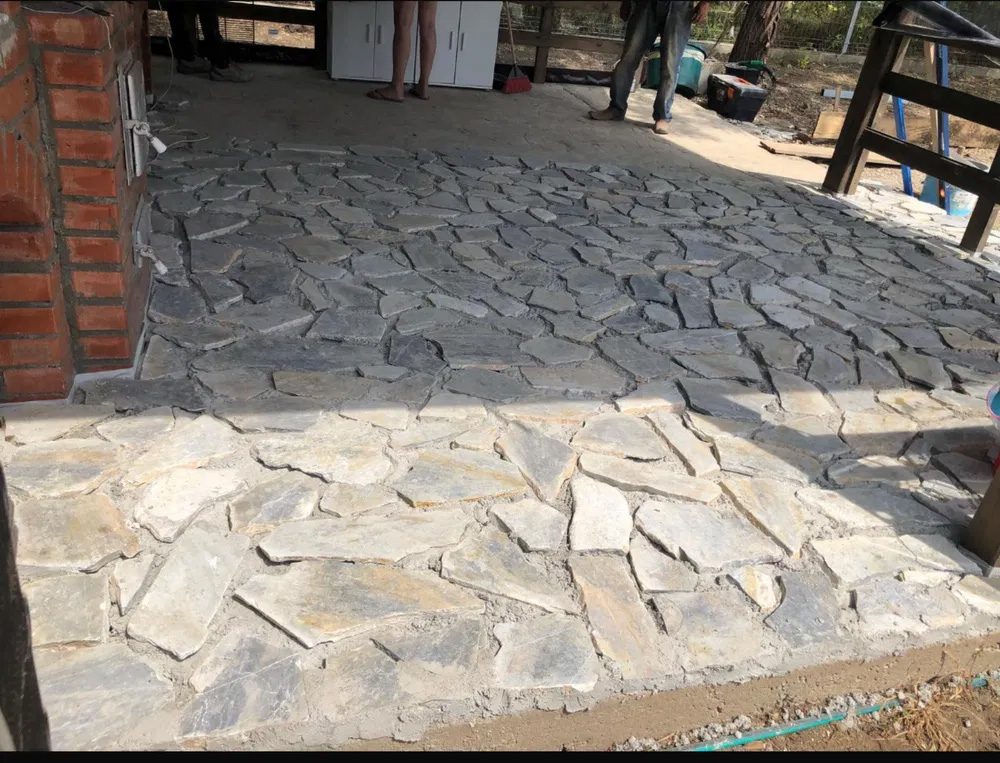 Muro de contención en el jardín con bloques de hormigón