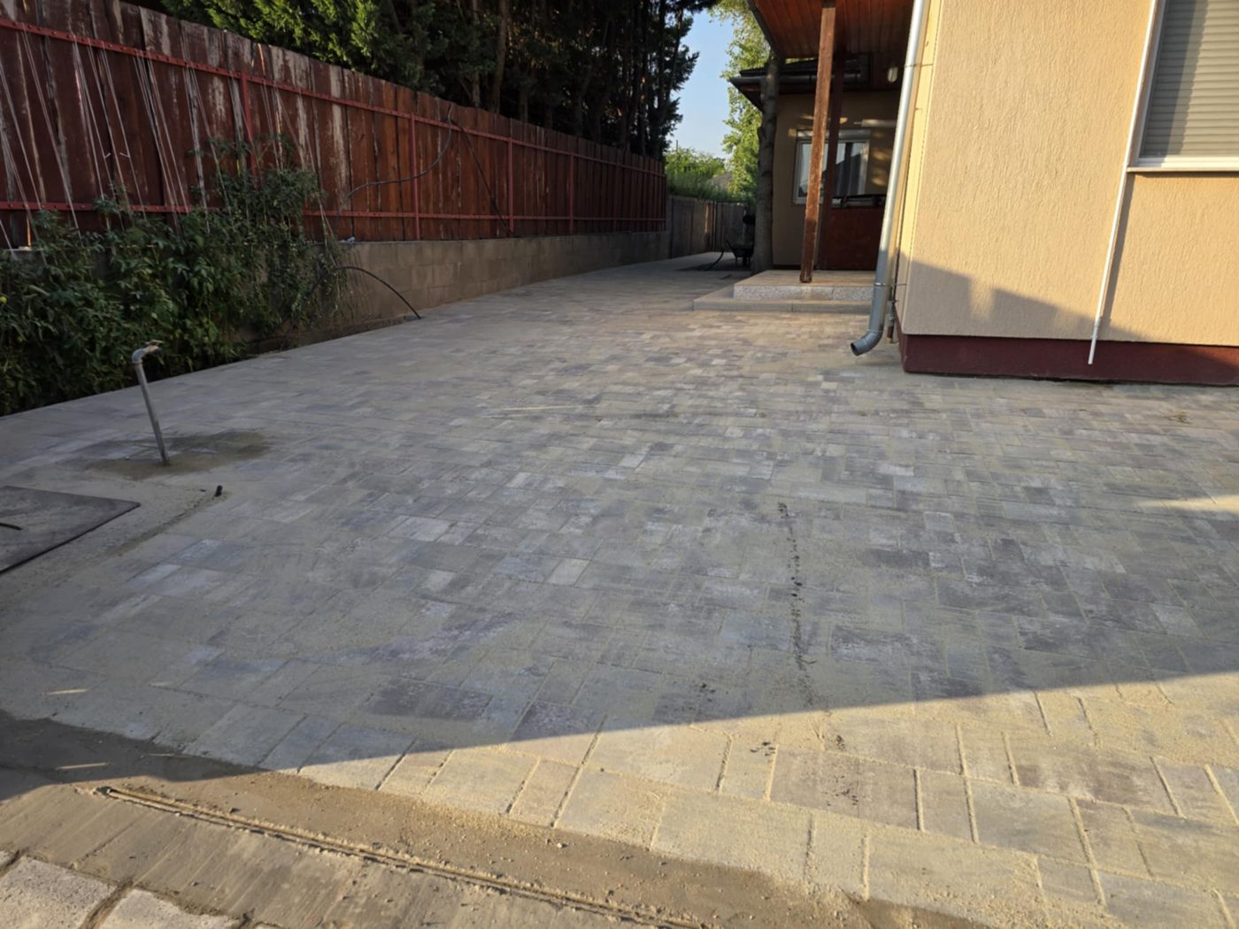 Patio adoquinado: más bonito que el hormigón, pero tiene su precio
