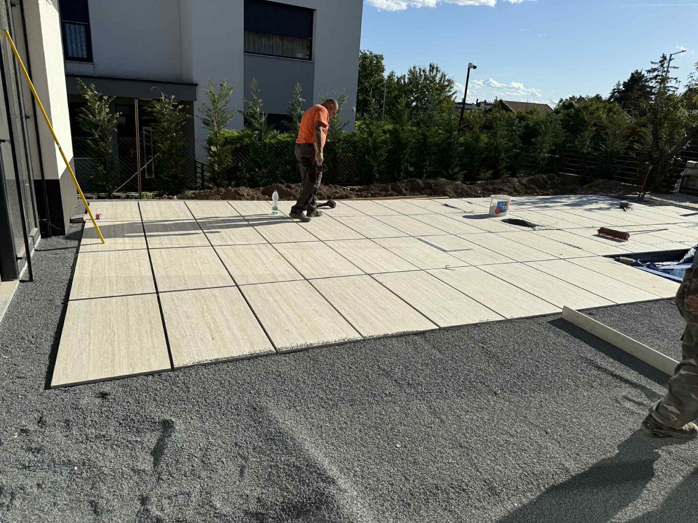 Losa fina de gran formato en una terraza – adoquinado